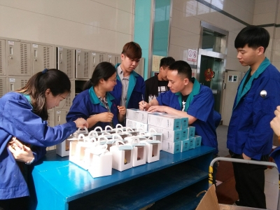 2017年4月27日藍(lán)寶石員工生日贈(zèng)送蛋糕